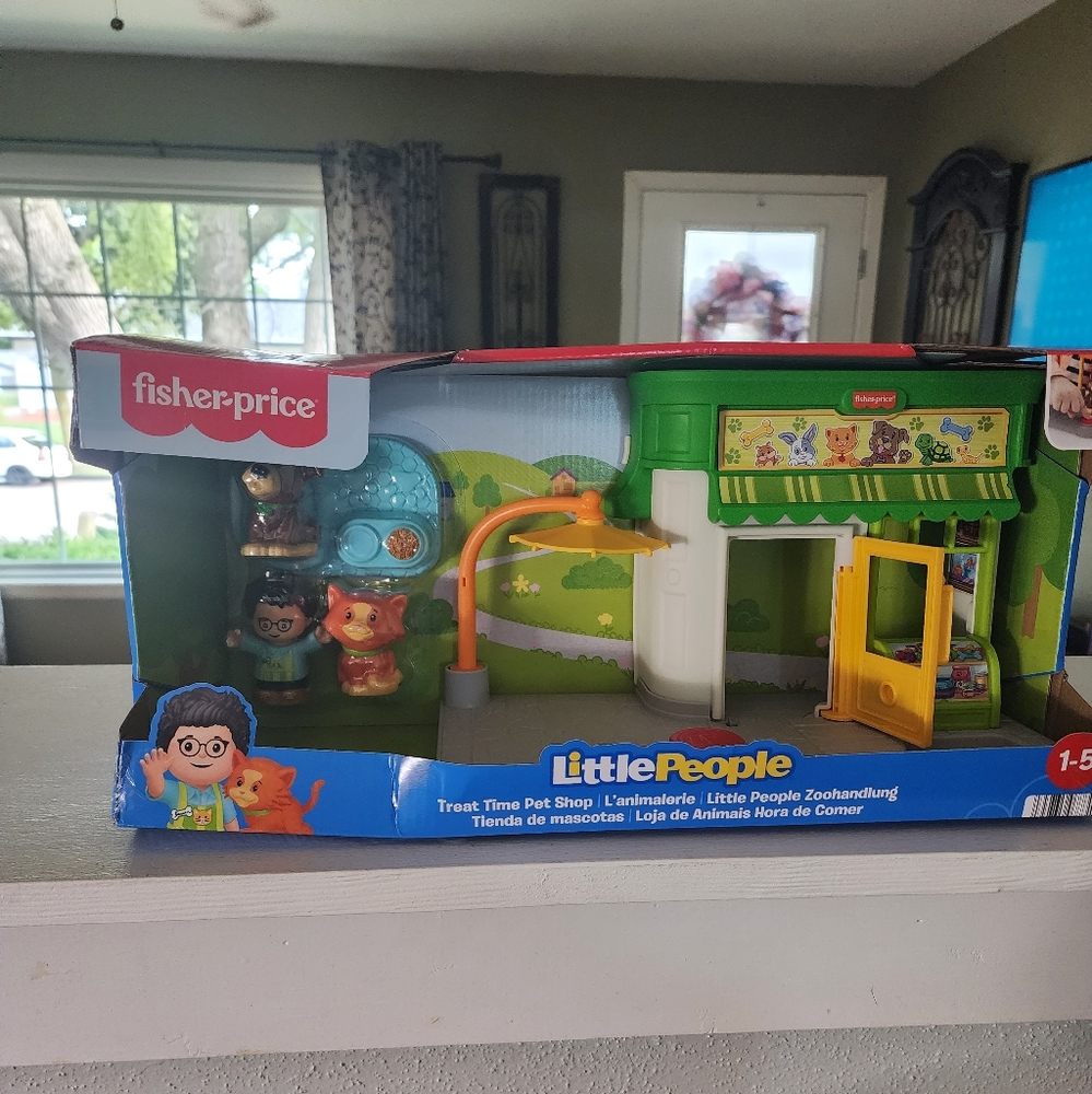 Fisher Price Little People treat time pet shop. NIB